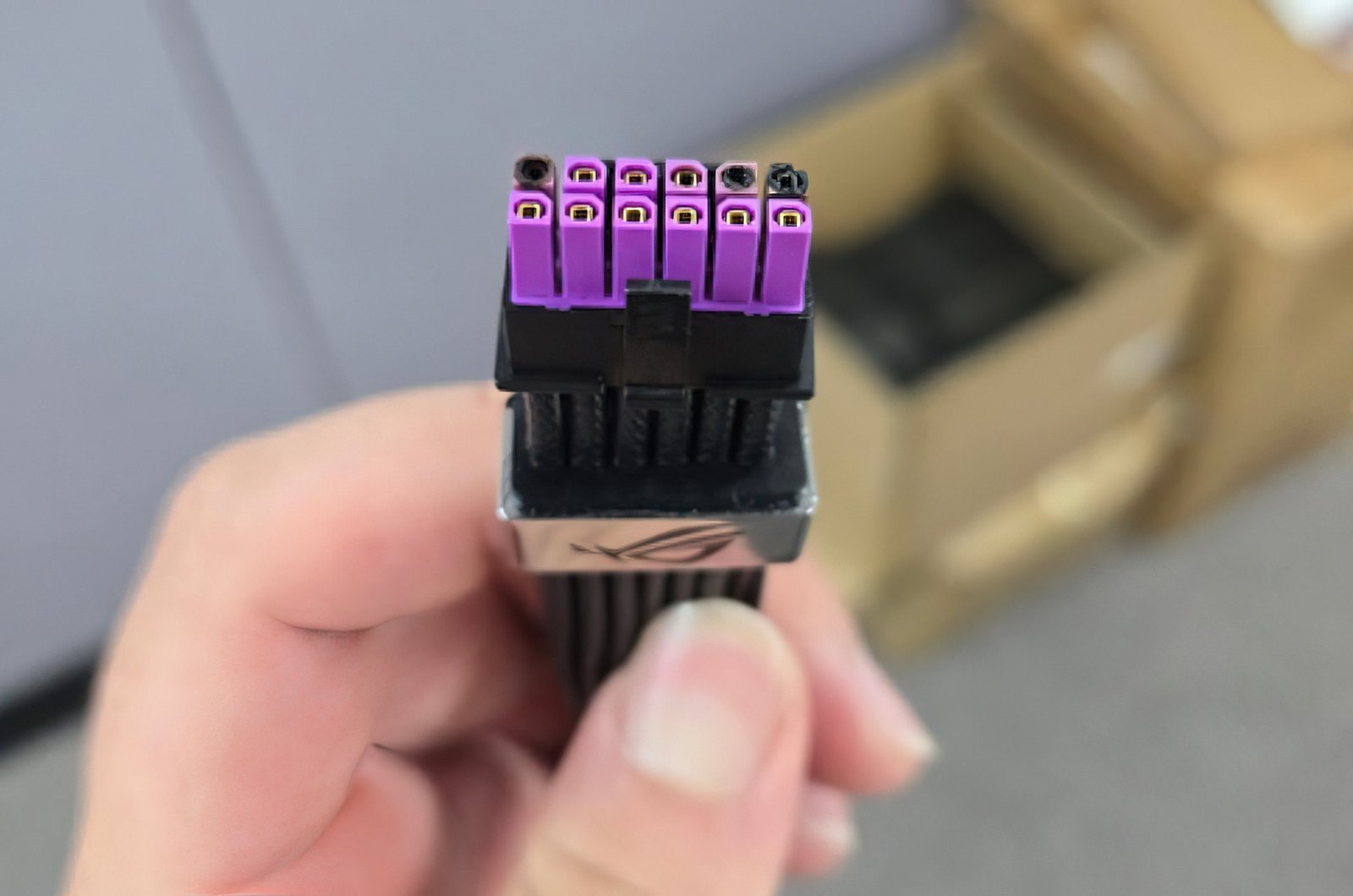 ASUS ROG Equalizer 电源线出现疑似烧毁案例