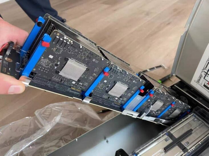 网传 Apple 服务器硬件内部照片曝光,或用于专用云计算 - xn-mkro2sf1o.com-xn--mkro2sf1o.com