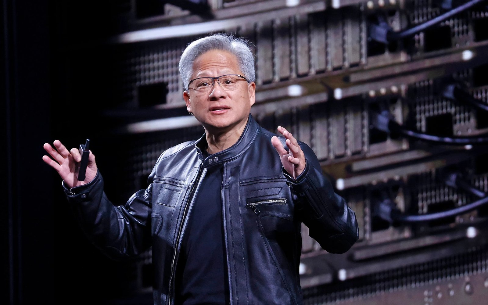 英伟达黄仁勋：AI 无需新监管，安全交给我们