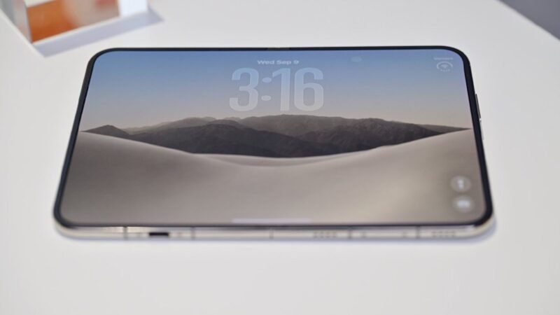 🍏 iPhone Duo 折叠屏盖层可单独更换以减轻折痕 - xn-mkro2sf1o.com-xn--mkro2sf1o.com