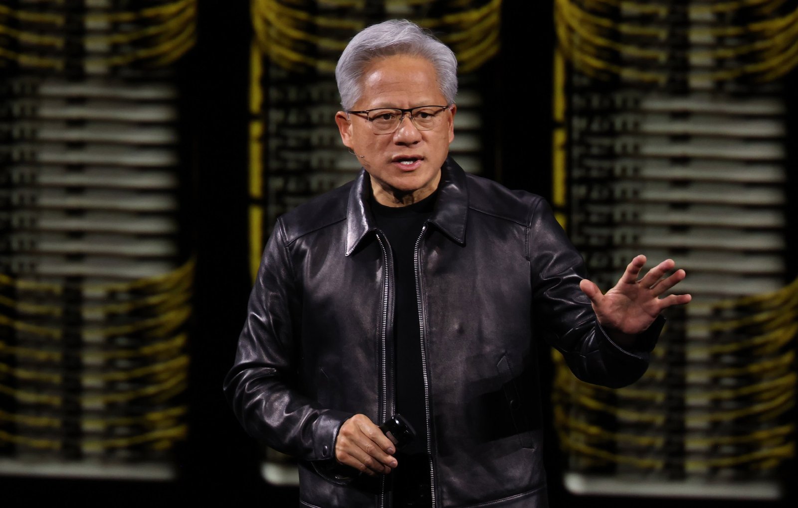 👁️ 美媒称黄仁勋身边人士被指中国情报线人,英伟达否认